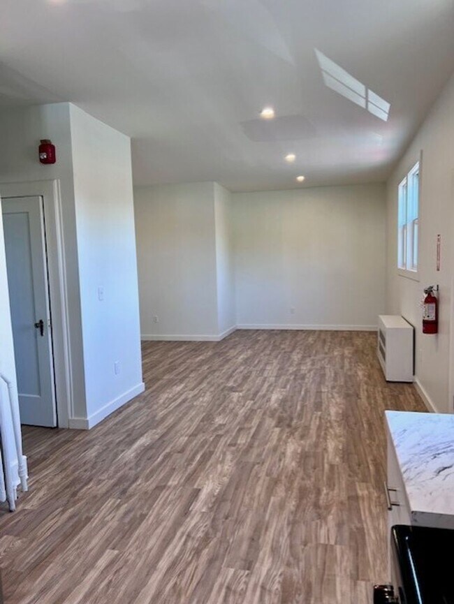 Building Photo - 549 Albany Ave