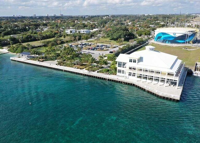 Building Photo - 5409 N Flagler Dr