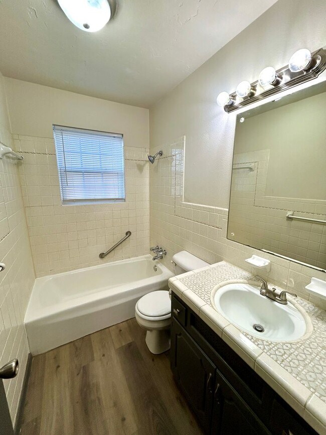 Building Photo - 3804 SE Dorchester Dr