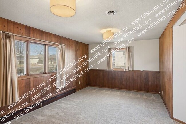 Building Photo - 402 S Clark Ave