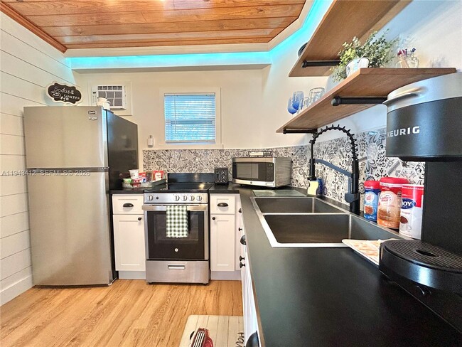 Building Photo - 7999 SW 58th St