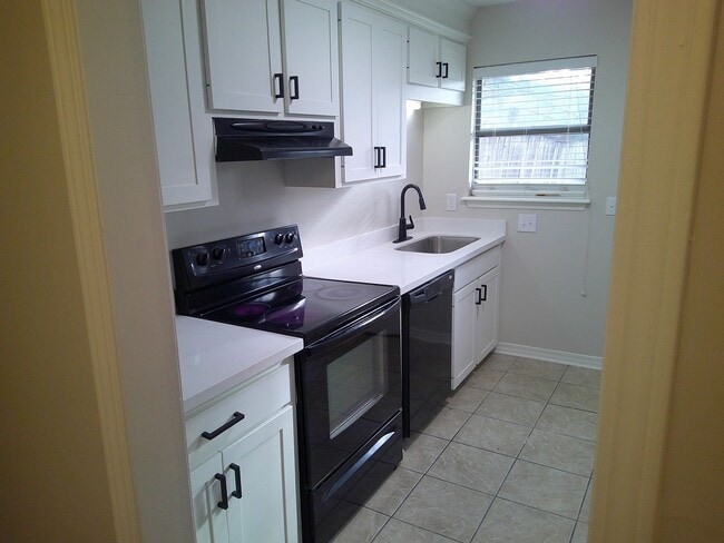 Building Photo - *****MOVE IN SPECIAL! 1/2 OFF 1ST MONTHS R...