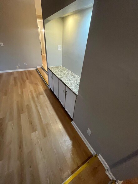 Building Photo - 3575 Oakvale Rd