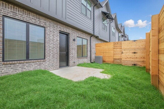Building Photo - Brand new 4/4.5 Townhome