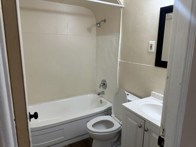 Building Photo - 9757 Lorna Ln