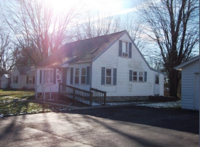 Building Photo - AVAILABLE NOW. 2 bed/1 bath SINGLE FAMILY HOME with fenced yard!