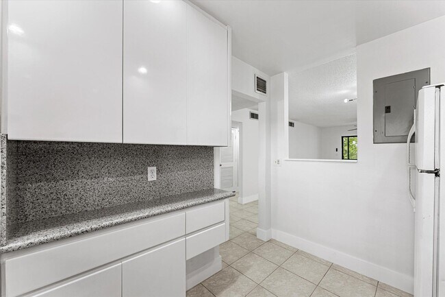 Building Photo - 200 Jacaranda Country Club Dr