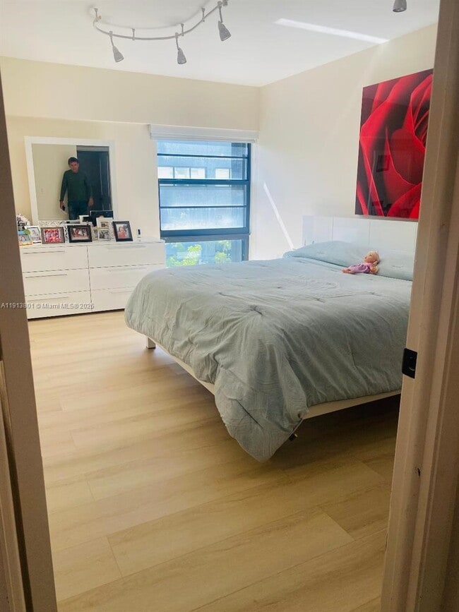 Building Photo - 575 Crandon Blvd