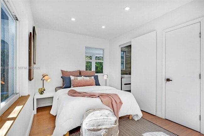 Building Photo - 667 NE 105th St