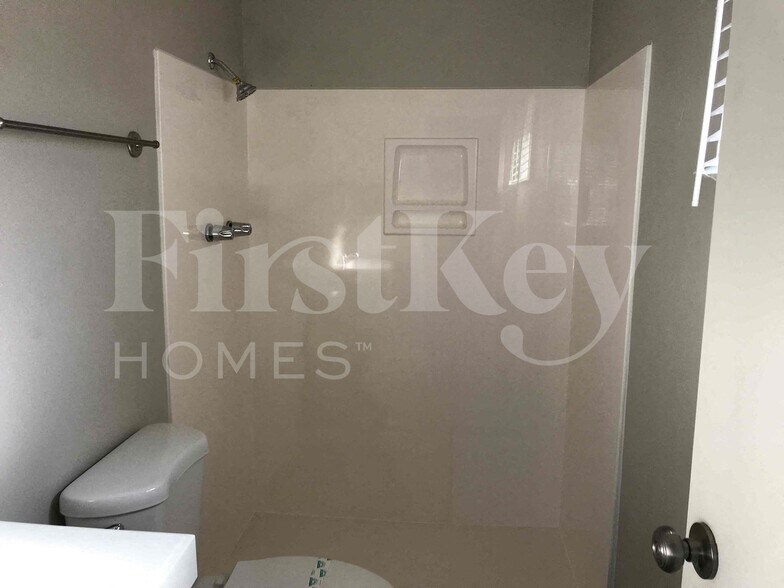 Building Photo - 1158 E Concorda Dr