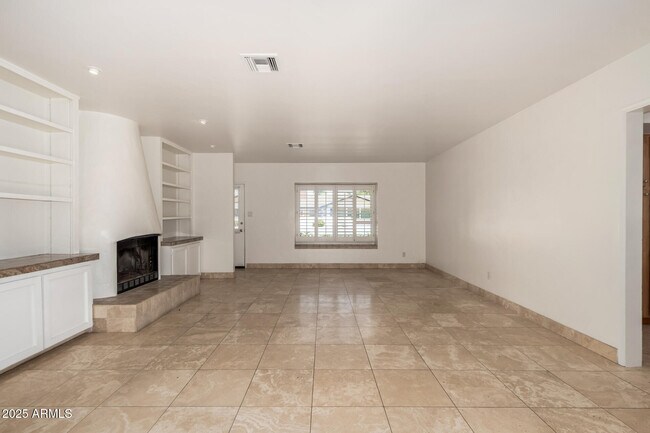 Building Photo - 6925 E Rancho Vista Dr