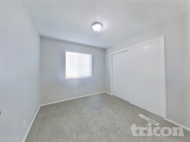 Building Photo - 1725 Hiawatha Dr NE