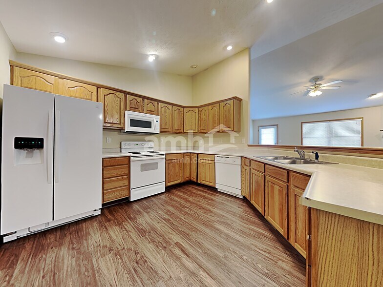 Building Photo - 3370 Redbud Dr
