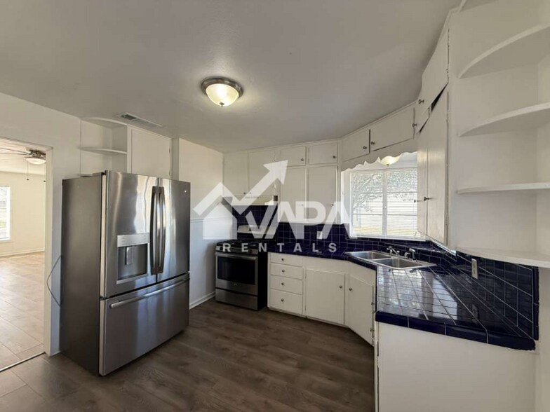 Building Photo - 602 Canton