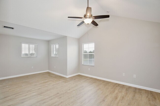 Building Photo - Beautiful 4/2.5 Spacious Home with a Loft Area and a 2 Car Garage Located in Sawgrass Bay - Clerm...