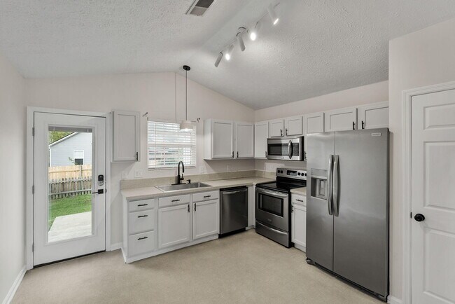 Building Photo - 2583 Woodhill Dr