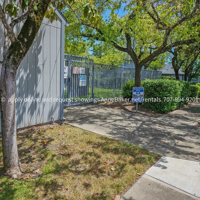 Building Photo - Exquisitely Updated Condo - Must See