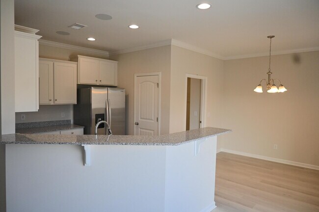 Building Photo - 692 Manitou Cir