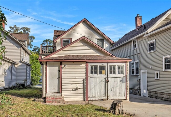 Building Photo - 670 Lake Dr SE