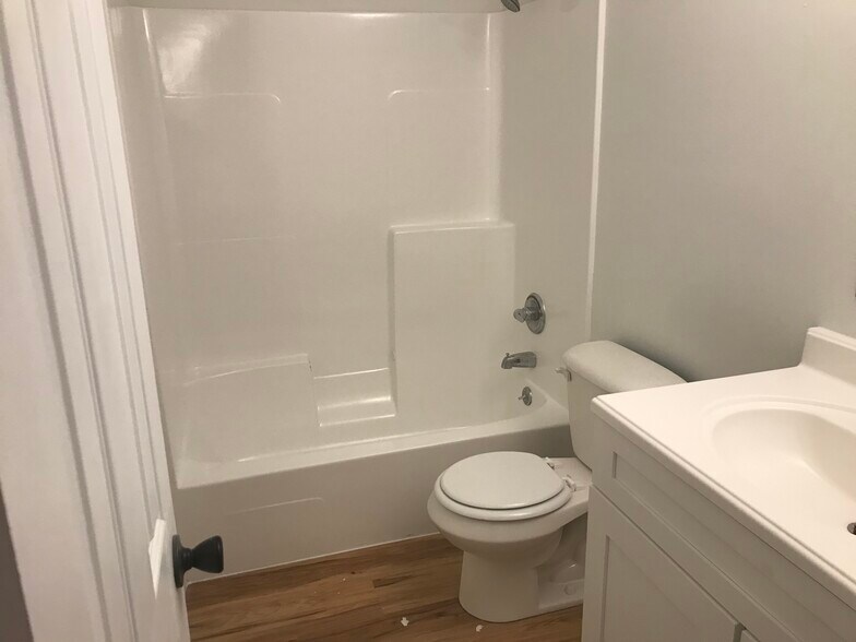 Building Photo - 1014 Kurze Ave