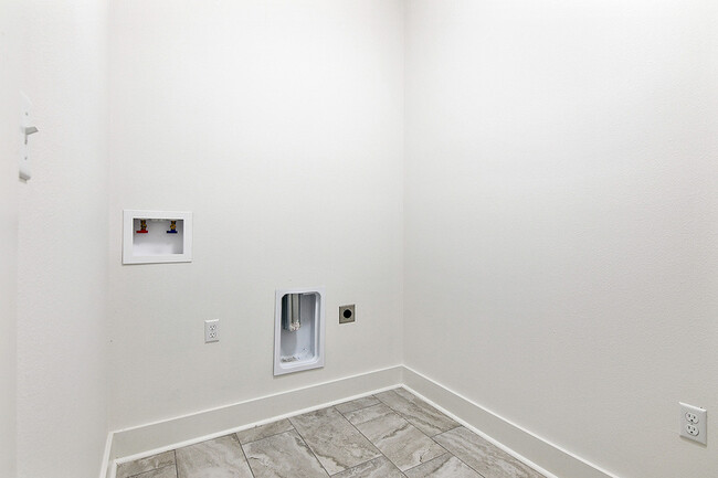 Building Photo - 6843 Kodiak Dr