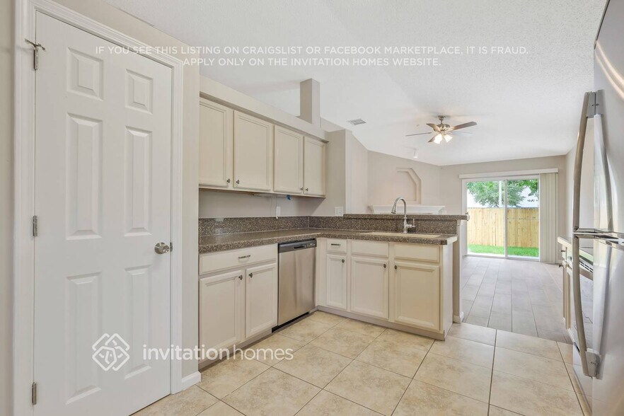 Building Photo - 1800 Northglen Cir