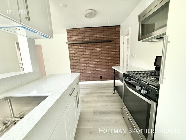 Building Photo - 1315 N June St