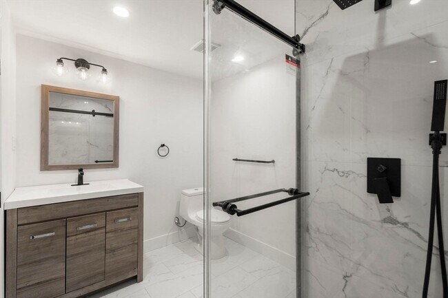 Building Photo - 576 Grove St