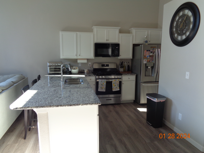 Building Photo - Great neighborhood! with open space and wa...