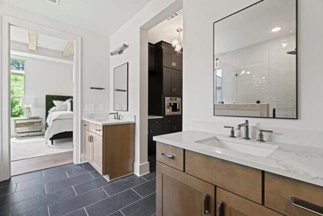 Building Photo - Luxurious 5 Bedroom, 3 Bathroom Home in Mc...