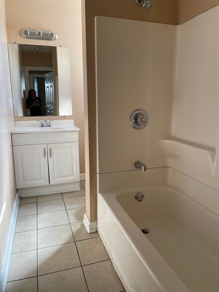 Hall bathroom_2 - 7925 Danube Rd