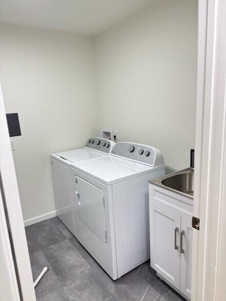 Building Photo - 6619 Ridgefield Cir