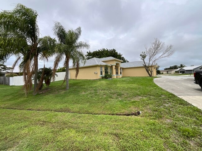 Building Photo - 4630 NW Bighorn Ave