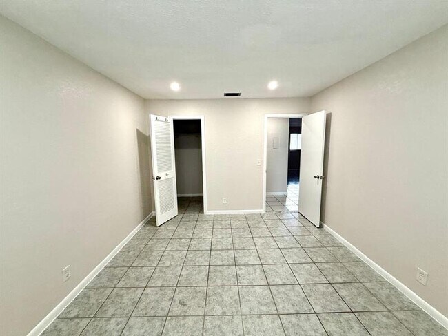 Building Photo - 511 W Kalmia Dr