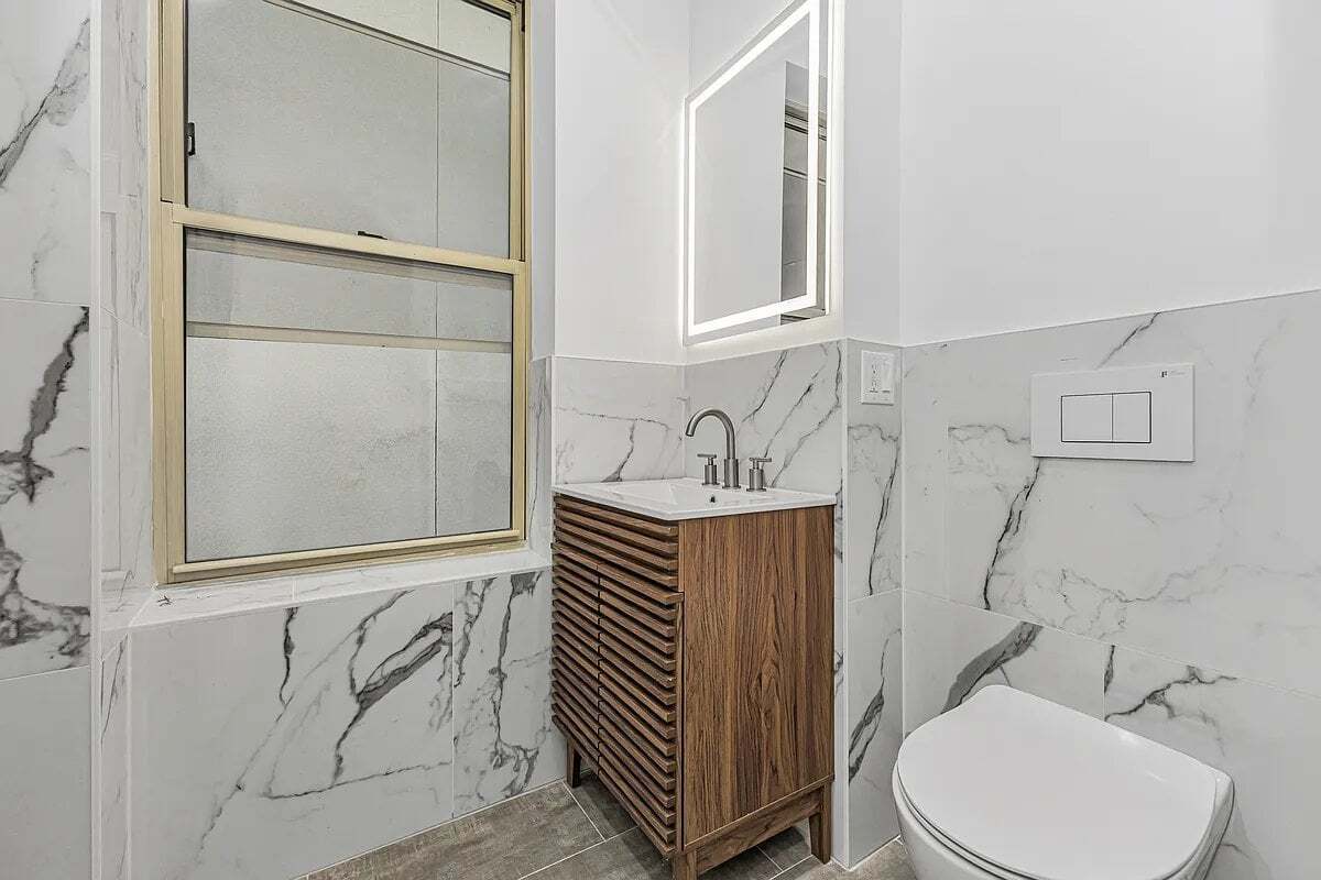 Building Photo - 246 E 53rd St