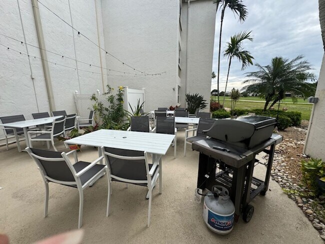 Building Photo - One Bedroom One Bath Seven Lakes Condo