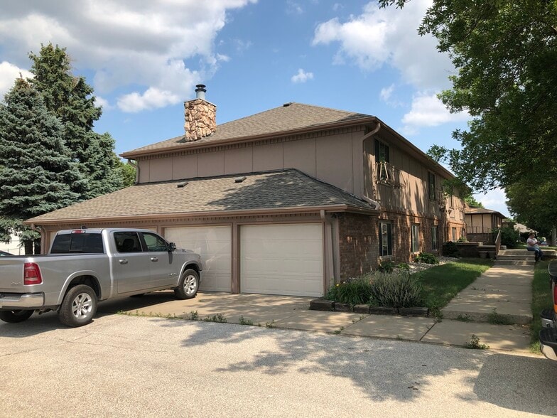 Building Photo - 225 S Ridge Dr