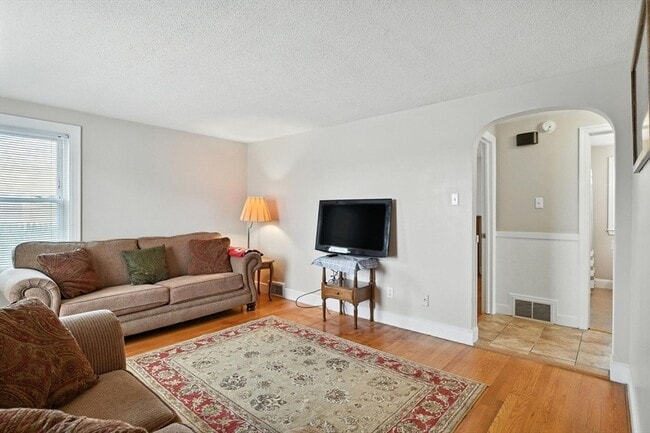 Building Photo - 1118 Boston Rd