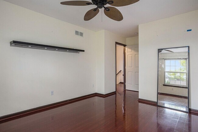 Building Photo - 3088 Village Cir