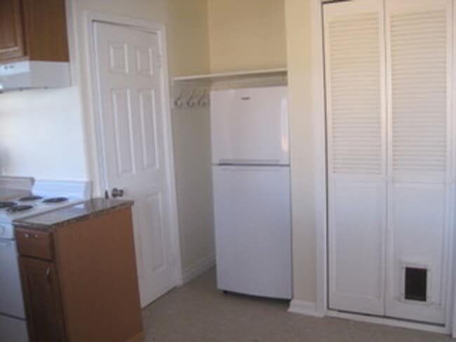 Building Photo - Cute cottage near Downtown Talent! | Available Now