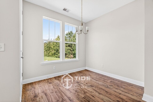 Building Photo - Modern Comfort & Easy Living in Goose Creek