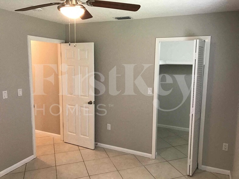 Building Photo - 904 SE 34th Terrace