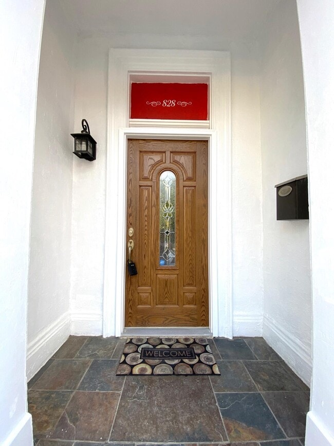 Building Photo - 828 Saratoga St