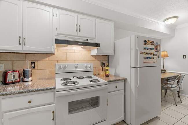 Building Photo - 355 N Post Oak Ln