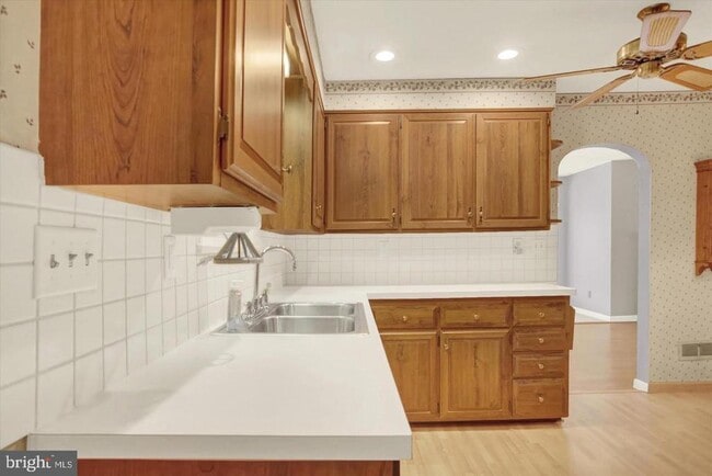 Building Photo - 117 E Maplewood Ave