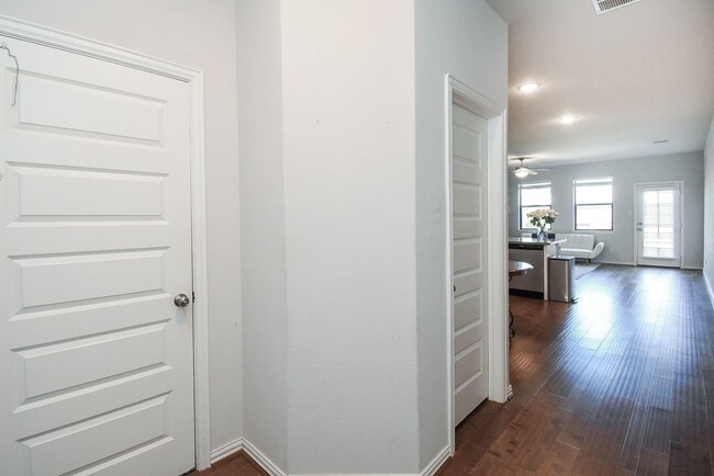 Building Photo - 27950 Western Crk Ct
