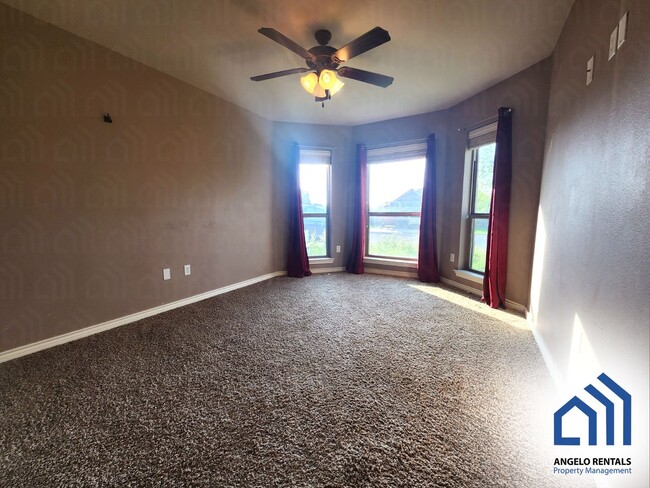 Building Photo - SPACIOUS 3 bedroom 2 bath home with fireplace AVAILABLE NOW!