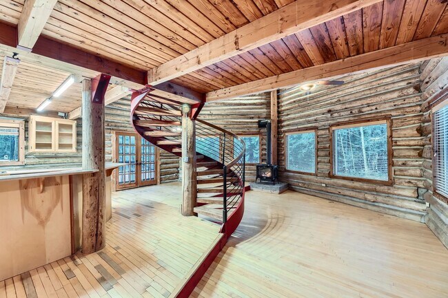 Building Photo - Stunning 3-Bedroom Log Cabin Home in Carnation!!