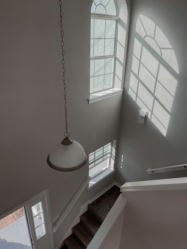 Building Photo - Beautiful Townhouse