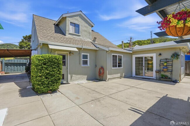 Building Photo - 5880 Olinda Rd